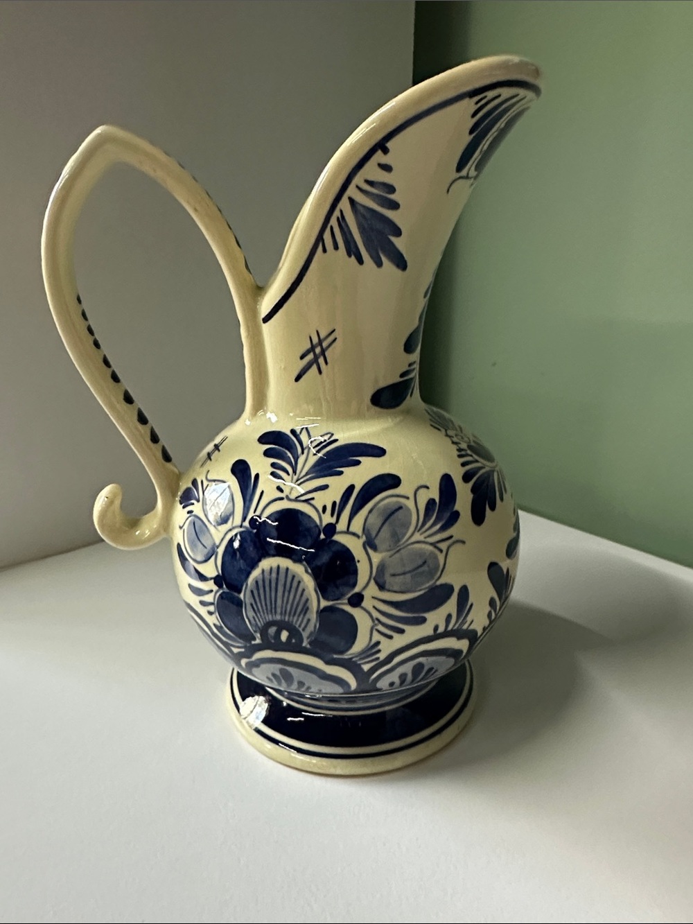 Norwegian 20th Century Delft Hullano of the De Delftse Pauw. Blue, cream, floral